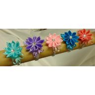 Csuklódísz szatén virág több színben