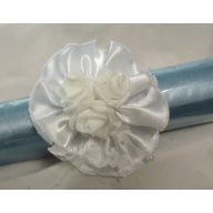 Csuklódísz fehér rózsákkal