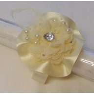 Csuklódísz krém virággal