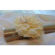 Csuklódísz, krém textilrózsás - 14900