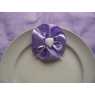   Vendégajándék lila vagy bordó (csokiszívvel a közepén)